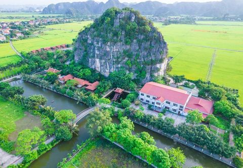 Exterior Golden Mountain Hostel