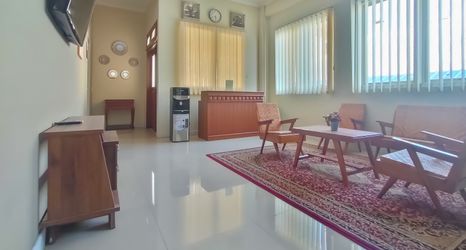 Lobby 2 RedDoorz Syariah @ Innap Guest House Alun Alun Sragen