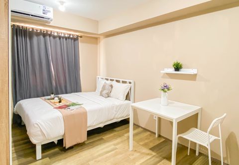 Bedroom Soft Minimalist Studio Room at Apartment Meikarta By Travelio