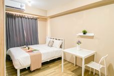 Bedroom Soft Minimalist Studio Room at Apartment Meikarta By Travelio