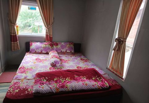 Bedroom OYO 94702 Putra Family Homestay Sikunir