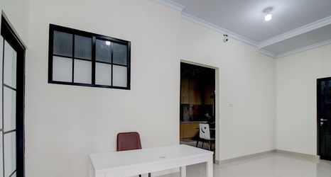 Lobby 2 OYO 94758 Kamila House