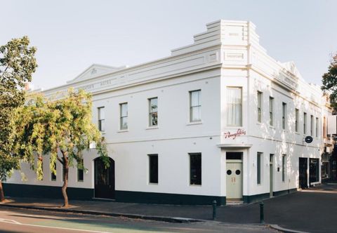 Luar Bangunan Naughtons Hotel