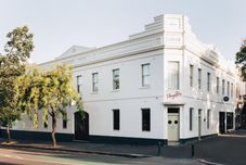 Luar Bangunan Naughtons Hotel