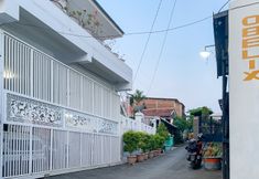 Exterior 2 RedDoorz Syariah @ Obelix Cirebon