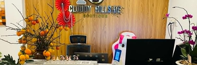 ロビー Cloudy Hillside