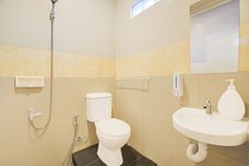 In-room Bathroom OYO 94778 Seven Residence