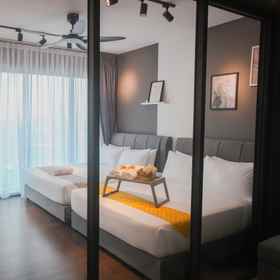 Bedroom 1 Almas Suites Puteri Harbour JB, Hotel Restoran padang bundo kanduang