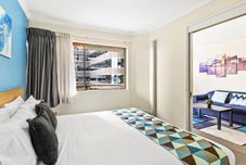 ห้องนอน Metro Apartments on King