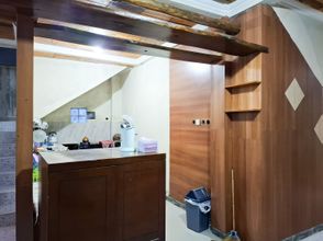 로비 4 Amore Guesthouse Syariah Mitra RedDoorz