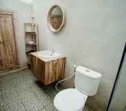 Toilet Kamar 6 Angseri Villas