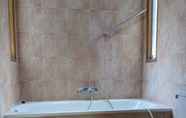 In-room Bathroom 5 The Amora Classic & Aesthetic Villa