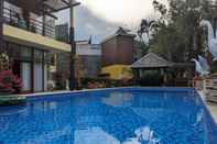 Swimming Pool The Amora Classic & Aesthetic Villa