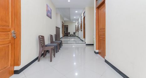 ロビー 2 RedDoorz @ WR. Supratman Batu