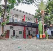 Bangunan 2 Rumah Panggung Guest House Syariah Mitra RedDoorz