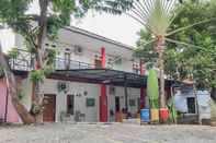 Exterior Rumah Panggung Guest House Syariah Mitra RedDoorz