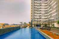 Swimming Pool Best Homey and Cozy 1BR at 25th Floor Vasanta Innopark Apartment By Travelio