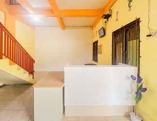 Lobby 2 Sion Homestay Mitra RedDoorz near Terminal Kertajaya Mojokerto