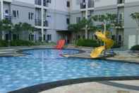Swimming Pool Homey and Modern 1BR at Maple Park Sunter Apartment By Travelio