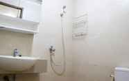 In-room Bathroom 5 Homey and Modern 1BR at Maple Park Sunter Apartment By Travelio