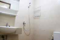 In-room Bathroom Homey and Modern 1BR at Maple Park Sunter Apartment By Travelio