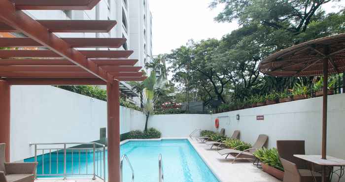 Kolam Renang RedDoorz Premium @ The Residences Olympia Makati