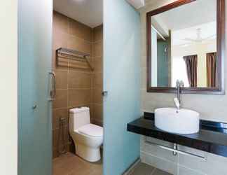 In-room Bathroom 2 OYO 90857 Hotel Kong Jing