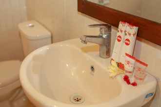 Toilet Kamar OYO Life 92984 The Suites Metro Apartement By Echie Property