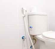 Toilet Kamar 7 Cozy and Restful 2BR at Tokyo Riverside PIK 2 Apartment By Travelio