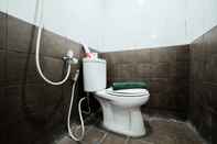 Phòng tắm bên trong Apartment 2BR Comfortable Green Pramuka By Travelio