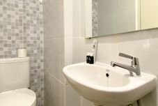 客室内バスルーム Studio Furnished with Sofa Bed at Tokyo Riverside PIK 2 Apartment By Travelio