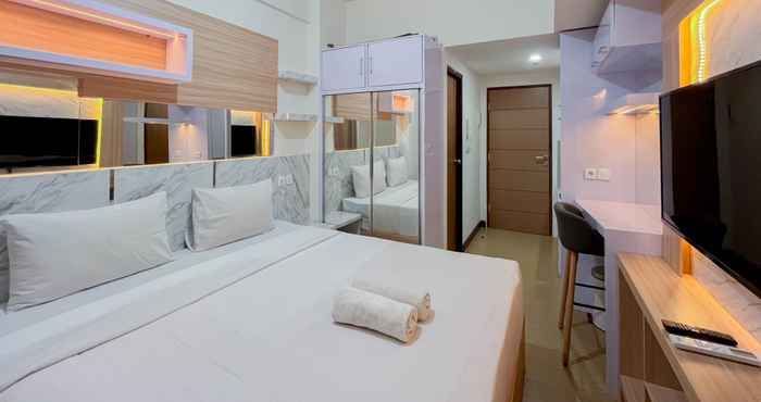 Kamar Tidur Simply and Warm Studio Room Vida View Makassar Apartment By Travelio