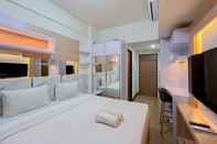 Kamar Tidur Simply and Warm Studio Room Vida View Makassar Apartment By Travelio