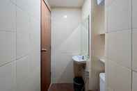 Phòng tắm bên trong Simply and Warm Studio Room Vida View Makassar Apartment By Travelio