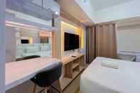 Lobby Simply and Warm Studio Room Vida View Makassar Apartment By Travelio