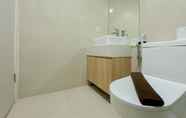 Toilet Kamar 2 Warm and Spacious Studio Daan Mogot City Apartment By Travelio