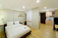 ห้องนอน Warm and Spacious Studio Daan Mogot City Apartment By Travelio