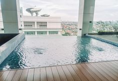 Hồ bơi 7 Homey and Wonderful Studio The Smith Alam Sutera Apartment By Travelio