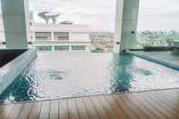 สระว่ายน้ำ Homey and Wonderful Studio The Smith Alam Sutera Apartment By Travelio
