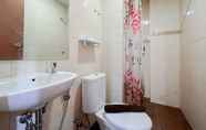 In-room Bathroom 7 Cozy and Warm 2BR Vida View Makassar Apartment By Travelio