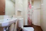 Phòng tắm bên trong Cozy and Warm 2BR Vida View Makassar Apartment By Travelio