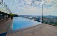 Kolam Renang 6 Comfy and Nice Studio Apartment Warhol Residences By Travelio