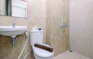 In-room Bathroom 6 Restful and Modern Look Studio Transpark Cibubur Apartment By Travelio