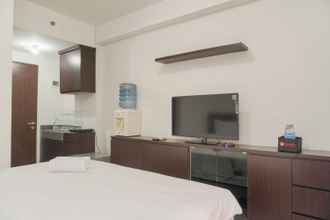 Kamar Tidur 4 Restful and Modern Look Studio Transpark Cibubur Apartment By Travelio