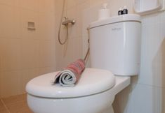 In-room Bathroom 3 Good Deal Apartment 2BR Newton Residence Bandung by Travelio