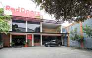 Bangunan 6 RedDoorz Plus near Stadion Mandala Krida