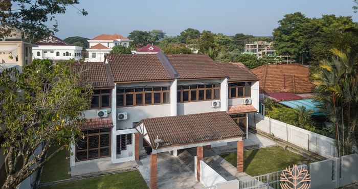 Bên ngoài Brown Mansion -  Near Adventist Hospital 