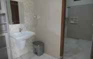 Toilet Kamar 7 D'Java Homestay Monjali 1 By The Grand Java