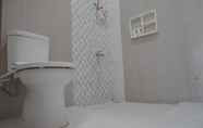 Toilet Kamar 2 D'Java Homestay Monjali 1 By The Grand Java