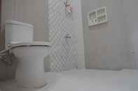 Toilet Kamar D'Java Homestay Monjali 1 By The Grand Java